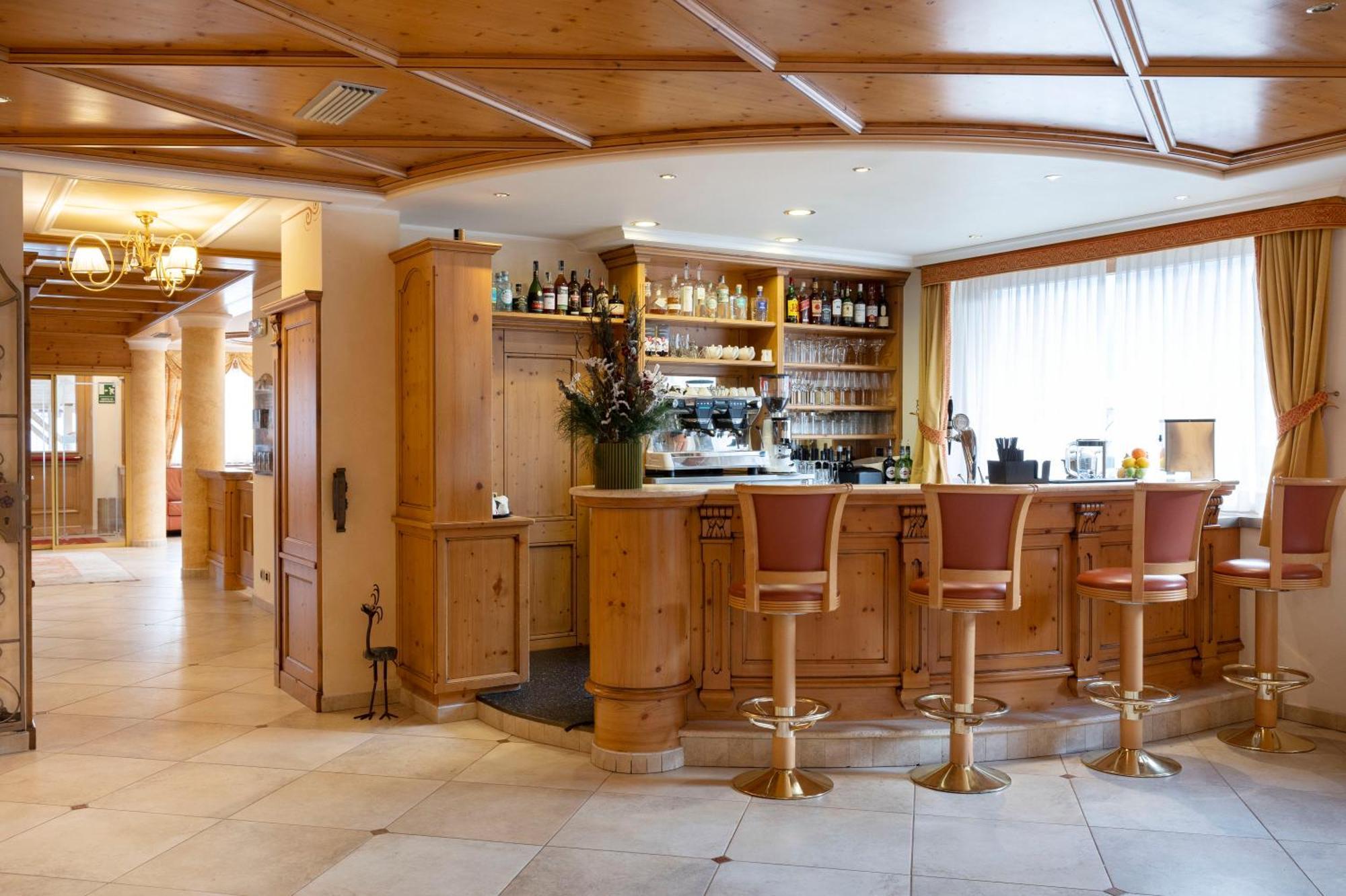 Beverly Alps Hotel & Spa Pinzolo Eksteriør bilde