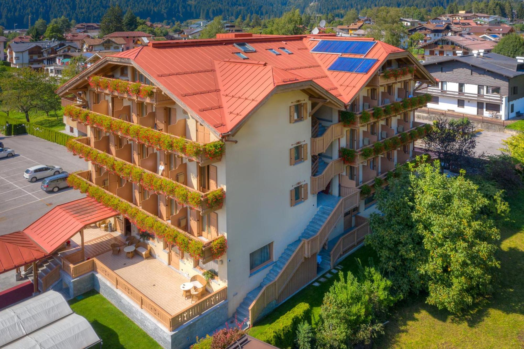 Beverly Alps Hotel & Spa Pinzolo Eksteriør bilde